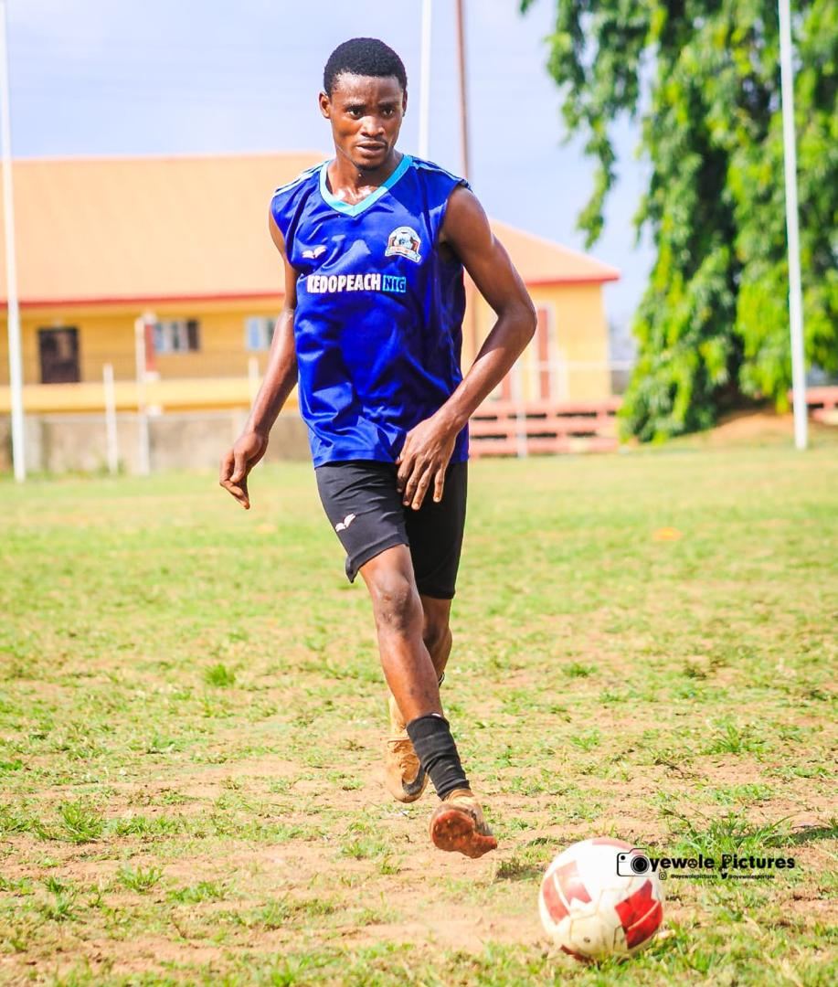 KEDOPEACH player dribbling the ball on the training pitch