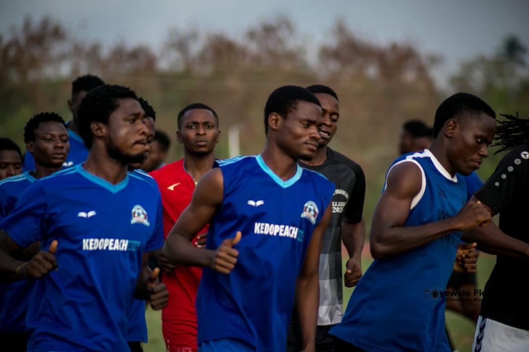KEDOPEACH players warming up together before training